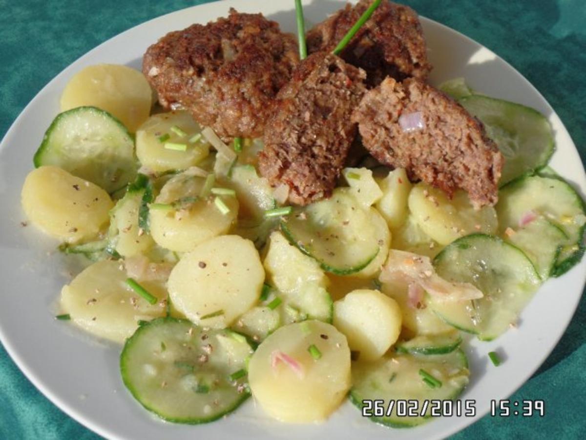 Putenfrikadellen mit Kartoffel-Gurken-Salat - Rezept - kochbar.de