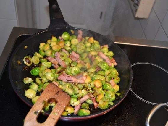 Rosenkohl mit Kräuterspeck und Feigen - Rezept - Bild Nr. 2