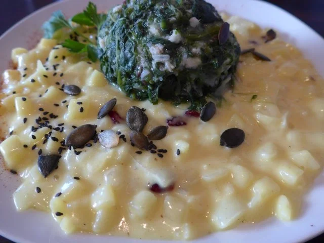 Spinat - Schafskäse - Knödel auf Weißkohl - Kokossahne mit Cranberries - Rezept - Bild Nr. 2