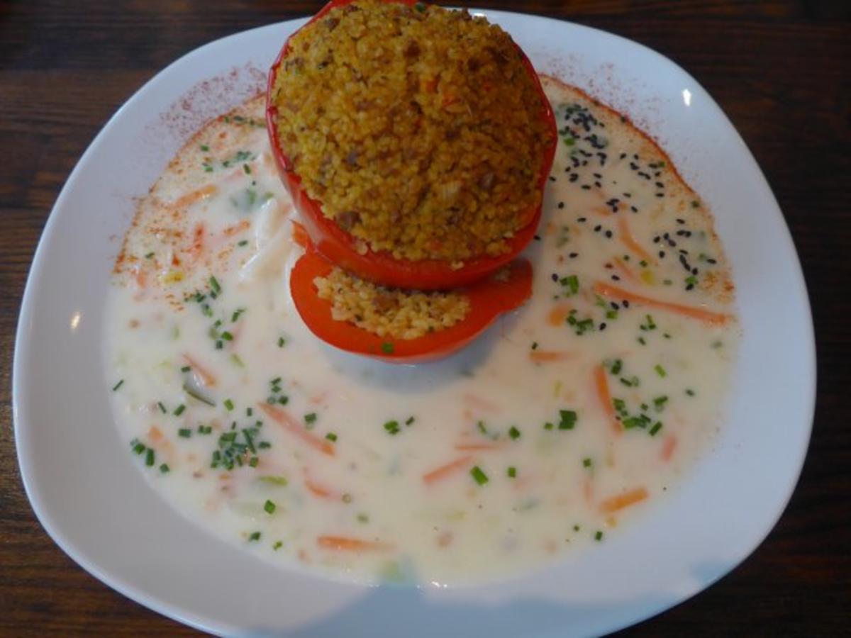 Gefüllter Paprika mit Seitan - Bulgur - Füllung an  Mandel - Sauce - Rezept