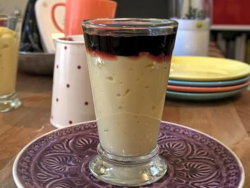 Kaffee-Kardomom-Pudding mit Creme-de-Cassis-Sauce - Rezept - Bild Nr. 12