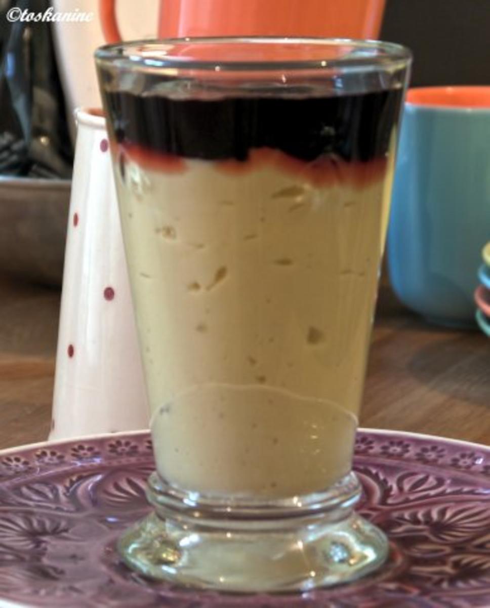 Kaffee-Kardomom-Pudding mit Creme-de-Cassis-Sauce - Rezept