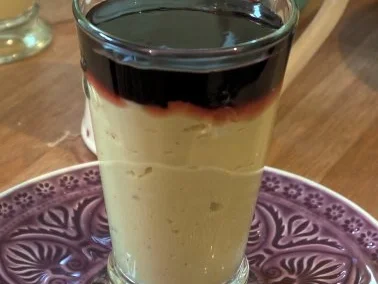 Kaffee-Kardomom-Pudding mit Creme-de-Cassis-Sauce - Rezept - Bild Nr. 13