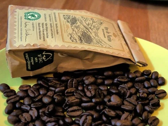 Kaffee-Kardomom-Pudding mit Creme-de-Cassis-Sauce - Rezept - Bild Nr. 2