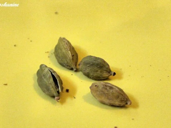 Kaffee-Kardomom-Pudding mit Creme-de-Cassis-Sauce - Rezept - Bild Nr. 3