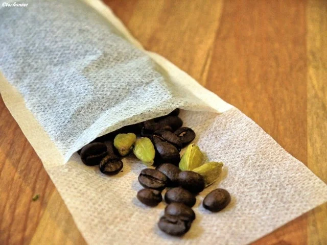 Kaffee-Kardomom-Pudding mit Creme-de-Cassis-Sauce - Rezept - Bild Nr. 4