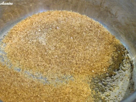 Kaffee-Kardomom-Pudding mit Creme-de-Cassis-Sauce - Rezept - Bild Nr. 7