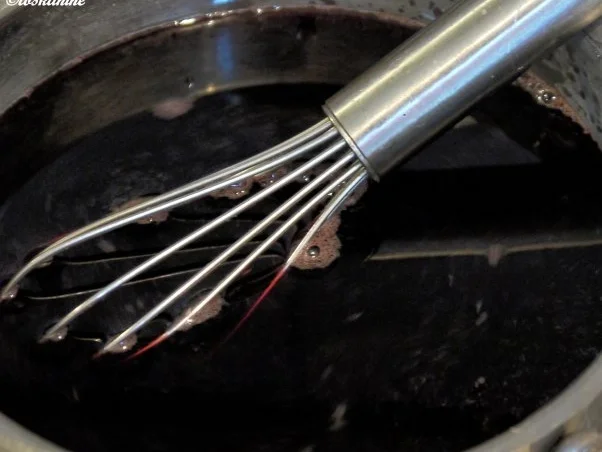 Kaffee-Kardomom-Pudding mit Creme-de-Cassis-Sauce - Rezept - Bild Nr. 8