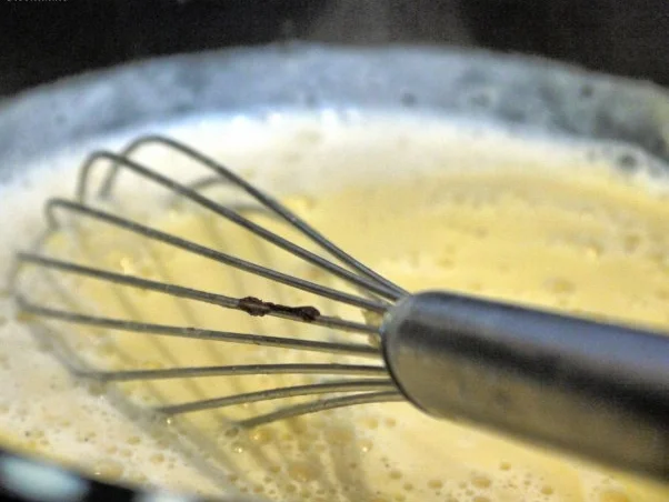 Kaffee-Kardomom-Pudding mit Creme-de-Cassis-Sauce - Rezept - Bild Nr. 10