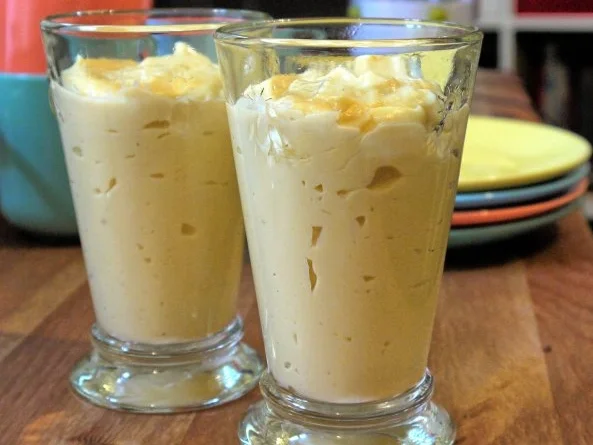 Kaffee-Kardomom-Pudding mit Creme-de-Cassis-Sauce - Rezept - Bild Nr. 11