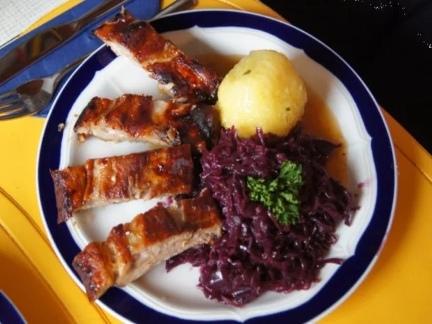 Rezept: Leiterchen mit Rotkohl, Sauce und Kartoffelklößen Leiterchen mit Rotkohl, Sauce und Kartoffelklößen - Rezept