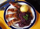 Leiterchen mit Rotkohl, Sauce und Kartoffelklößen - Rezept