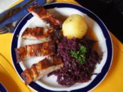 Leiterchen mit Rotkohl, Sauce und Kartoffelklößen - Rezept