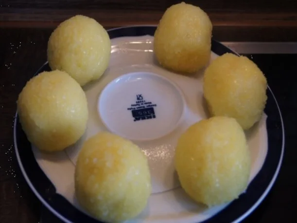 Rezept: Leiterchen mit Rotkohl, Sauce und Kartoffelklößen Bild Nr. 8 Leiterchen mit Rotkohl, Sauce und Kartoffelklößen - Rezept - Bild Nr. 8