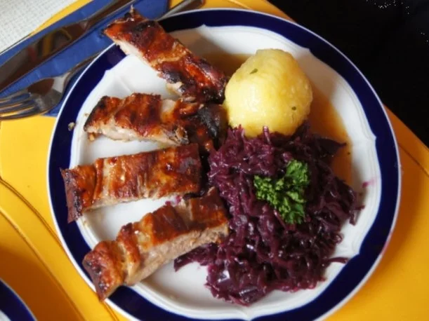Rezept: Leiterchen mit Rotkohl, Sauce und Kartoffelklößen Bild Nr. 7 Leiterchen mit Rotkohl, Sauce und Kartoffelklößen - Rezept - Bild Nr. 7