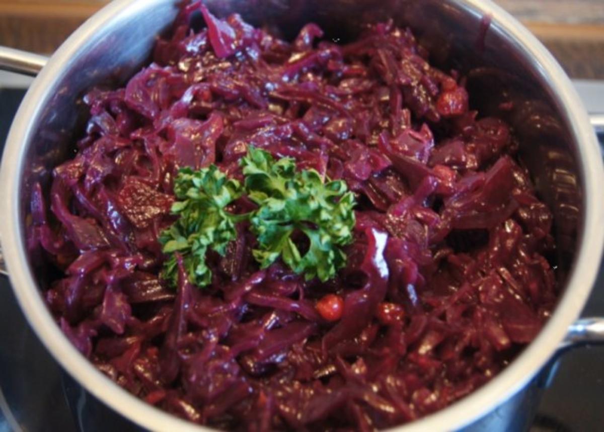 Leiterchen mit Rotkohl, Sauce und Kartoffelklößen - Rezept - Bild Nr. 5