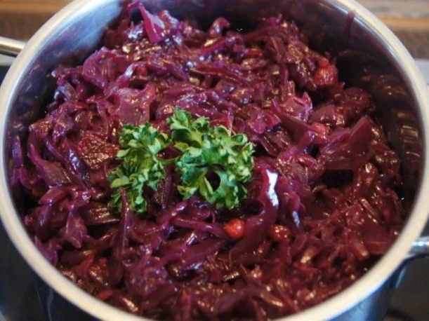Rezept: Leiterchen mit Rotkohl, Sauce und Kartoffelklößen Bild Nr. 5 Leiterchen mit Rotkohl, Sauce und Kartoffelklößen - Rezept - Bild Nr. 5