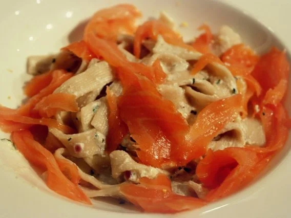 Rezept: Räucherlachs-Ziegenkäse-Pasta; schnelles Nudelgericht mit Fisch Räucherlachs-Ziegenkäse-Pasta; schnelles Nudelgericht mit Fisch - Rezept