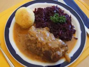 Rouladen mit Rotkohl, Sauce und Kartoffelklößen - Rezept