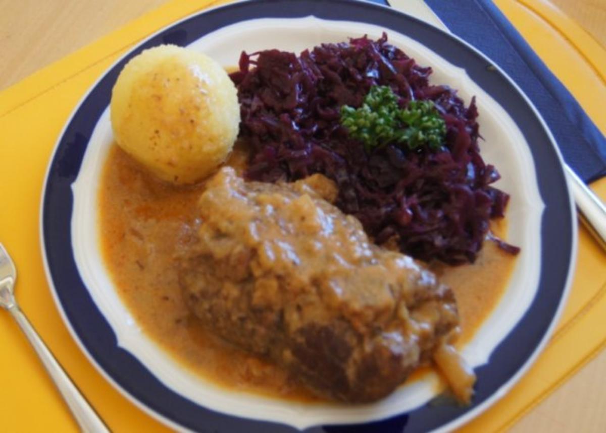 Bilder für Rouladen mit Rotkohl, Sauce und Kartoffelklößen - Rezept