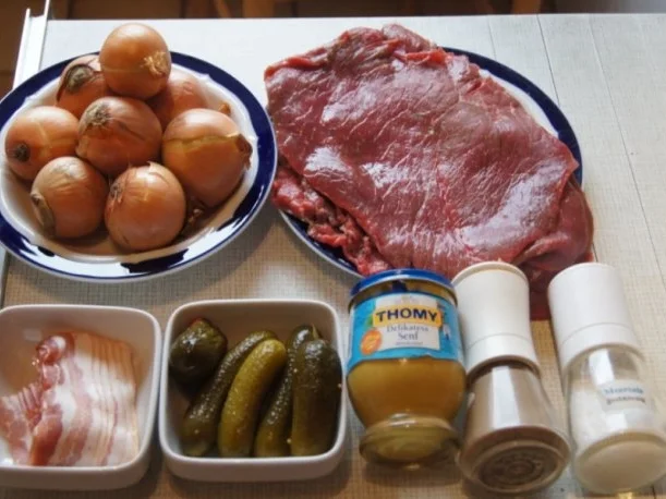 Rouladen mit Rotkohl, Sauce und Kartoffelklößen - Rezept - Bild Nr. 2