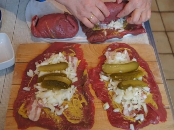 Rouladen mit Rotkohl, Sauce und Kartoffelklößen - Rezept - Bild Nr. 5