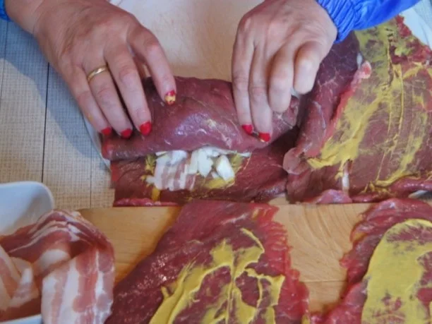 Rouladen mit Rotkohl, Sauce und Kartoffelklößen - Rezept - Bild Nr. 4