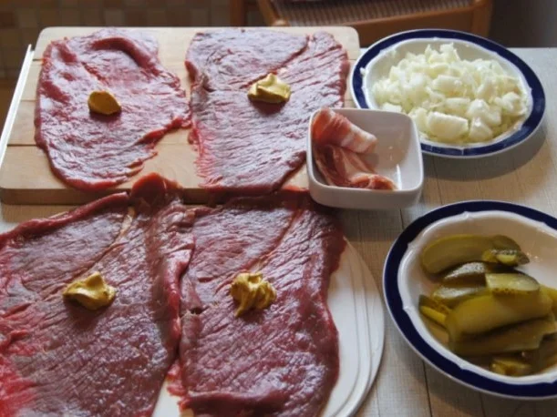 Rouladen mit Rotkohl, Sauce und Kartoffelklößen - Rezept - Bild Nr. 3