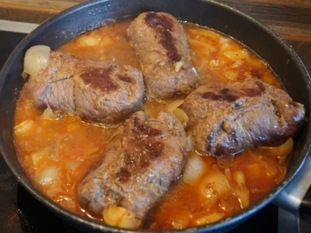 Rouladen mit Rotkohl, Sauce und Kartoffelklößen - Rezept - Bild Nr. 11