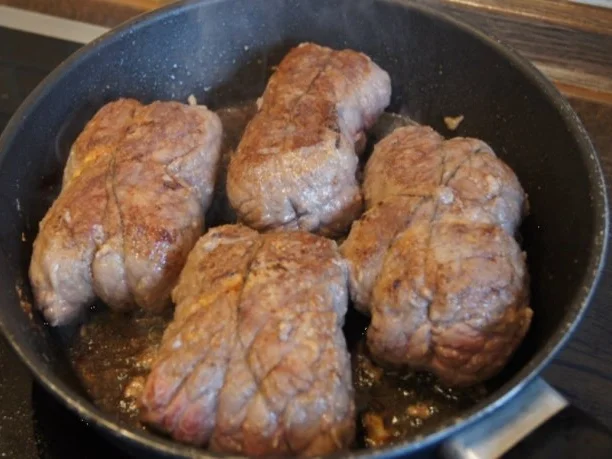 Rouladen mit Rotkohl, Sauce und Kartoffelklößen - Rezept - Bild Nr. 9