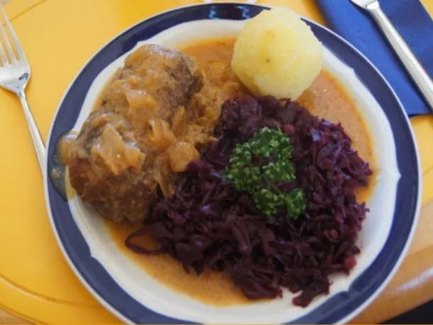Rouladen mit Rotkohl, Sauce und Kartoffelklößen - Rezept - Bild Nr. 15