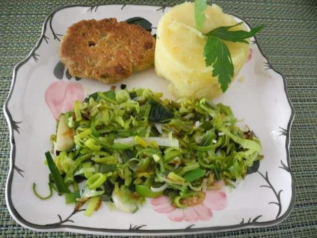 Rezept: Kartoffelbrei an gebuttertem Porree mit Falafel Bild Nr. 2 Kartoffelbrei an gebuttertem Porree mit Falafel - Rezept - Bild Nr. 2