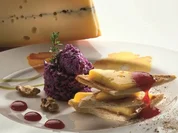 Millefeuille mit Morbier AOP auf einem Salatbett aus gehacktem Rotkohl - Rezept