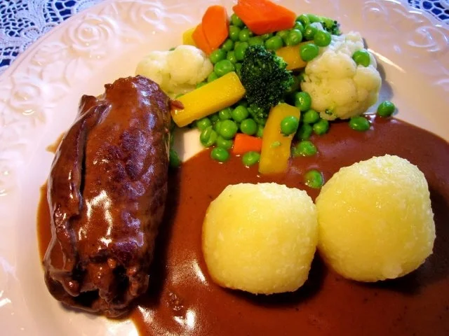 Rezept: Rouladen mit köstlicher Rotweinsoße Bild Nr. 9 Rouladen mit köstlicher Rotweinsoße - Rezept - Bild Nr. 9