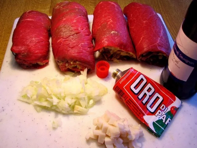Rezept: Rouladen mit köstlicher Rotweinsoße Bild Nr. 2 Rouladen mit köstlicher Rotweinsoße - Rezept - Bild Nr. 2