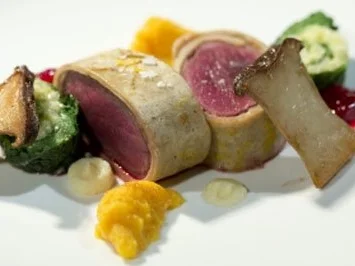 Rehrücken im Maronencrêpe mit Kräuterseitling, Wirsing und Pastinake (Katja Burgwinkel) - Rezept