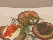 Dreierlei Blini Variation mit rotem Kaviar, Lachs und Auberginen-Mousse - Rezept