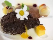 Rezept: Schokoladenkรผchlein mit Mango und Schoko-Schaum (Josef Nentwig) Schokoladenkรผchlein mit Mango und Schoko-Schaum (Josef Nentwig) - Rezept