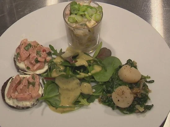 Jakobsmuschel auf frischem Spinat, Lachs auf Pumpernickel mit Salat und Krabbencocktail - Rezept