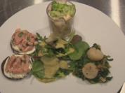 Jakobsmuschel auf frischem Spinat, Lachs auf Pumpernickel mit Salat und Krabbencocktail - Rezept