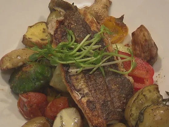 Red Snapper aus der Pfanne auf einem Gemüsebett mit Rosmarinkartoffeln aus dam Backofen - Rezept