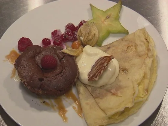 Rezept: Crêpes mit karamellisierten Mandeln in Karamellsoße und Schokoküchlein Crêpes mit karamellisierten Mandeln in Karamellsoße und Schokoküchlein - Rezept