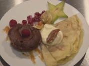 Rezept: Crêpes mit karamellisierten Mandeln in Karamellsoße und Schokoküchlein Crêpes mit karamellisierten Mandeln in Karamellsoße und Schokoküchlein - Rezept