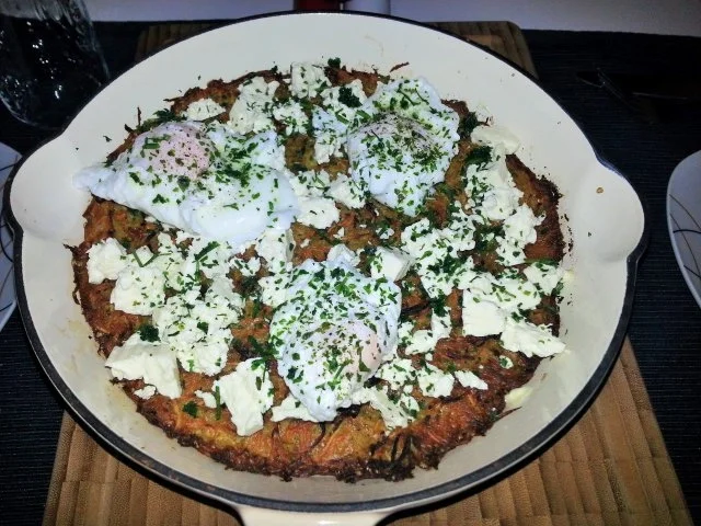 Rezept: Ofenrösti mit pochierten Eiern und Schafskäse Ofenrösti mit pochierten Eiern und Schafskäse - Rezept