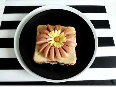 “Wurst-Blume“  auf  Cheddar-Käse-Sandwich - Rezept - Bild Nr. 2