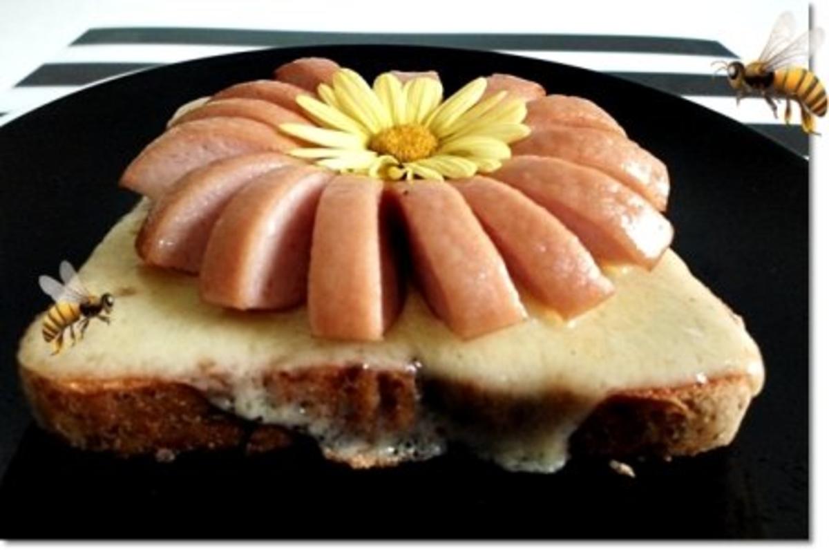 “Wurst-Blume“  auf  Cheddar-Käse-Sandwich - Rezept