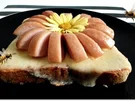 “Wurst-Blume“  auf  Cheddar-Käse-Sandwich - Rezept
