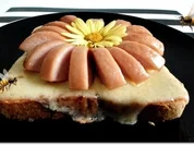 “Wurst-Blume“  auf  Cheddar-Käse-Sandwich - Rezept