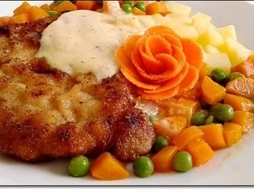 Paniertes Schweinesteak mit Gemüse,  nappiert mit „Café de Paris Sauce“ - Rezept