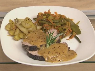 Iberico-Rücken mit Pommery-Honig-Senf-Soße, Frühlingsgemüse und Rosmarinkartoffeln - Rezept